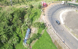 Hiện trường xe khách chở gần 50 người lao xuống vực ở Đắk Nông