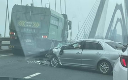 Hà Nội: Xe ô tô con nát đầu sau va chạm với xe tải trên cầu Nhật Tân