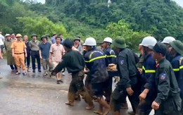 Sạt lở 11 người chết ở Hà Giang: Đất đá ụp xuống những người đang giúp đẩy xe khách