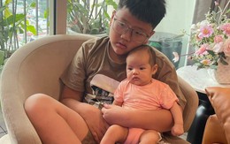 Biểu cảm cực đáng yêu của con trai Thu Quỳnh khi chăm em gái
