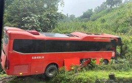 Xe khách BKS của TPHCM chở 38 người, mất phanh lao vào taluy dương ở SaPa