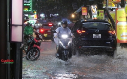 Hà Nội: Mưa lớn từ sáng đến tối, nhiều tuyến phố thành 'sông'