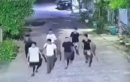 Video: Hai nhóm thanh niên hỗn chiến trong đêm khiến một người tử vong