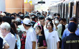 Dân hào hứng trải nghiệm metro Nhổn-Cầu Giấy, kỷ lục 66.078 lượt khách đi tàu