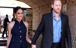 Vợ chồng Harry và Meghan thực hiện chuyến thăm quốc tế mới, xuất hiện tay trong tay với nụ cười rạng rỡ