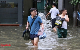 Hà Nội: Nước sông Nhuệ tràn bờ, nhiều tuyến phố ngập sâu, người dân chật vật di chuyển