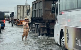 Cao tốc Pháp Vân - Cầu Giẽ ngập sâu, ô tô dưới 10 chỗ được khuyến cáo không di chuyển