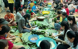 Người miền Trung 'đỏ lửa' nấu hàng nghìn bánh chưng gửi đồng bào lũ lụt