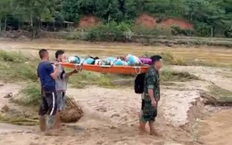 Video: Xúc động hình ảnh băng rừng, vượt lũ khiêng nạn nhân trong vụ sạt lở đất đi cấp cứu