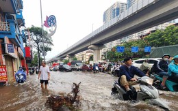 Nhiều tuyến phố Hà Nội ngập sâu sau trận mưa lớn sáng nay