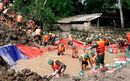 Hàng trăm người cứu đê bị thấm nước ở Thanh Hóa