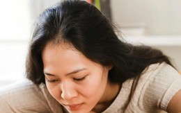 Tờ giấy con trai mang về vạch trần bí mật của chồng và cô hàng xóm