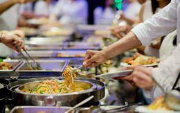 Khách mua 1 suất buffet 120.000 đồng cho 3 người, bị nhà hàng nhắc nhở liền phản ứng: 'Chúng tôi sợ lãng phí đồ ăn'