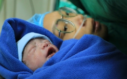 Xúc động ca mổ đặc biệt cho sản phụ ung thư vòm họng giai đoạn 3 vẫn quyết tâm giữ con đến cùng