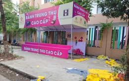 Vừa hết mùa, bánh trung thu 'biến mất' chỉ còn lại rác thải phủ kín vỉa hè