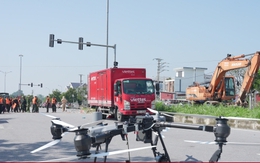 Cận cảnh Drone vận chuyển hàng cứu trợ tại vùng lũ