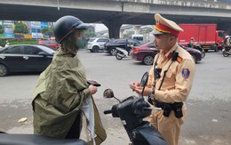 CSGT xử phạt nhiều người đi xe máy vẫn leo vỉa hè, vượt đèn đỏ