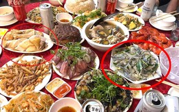 Gắp cho thông gia giàu miếng thịt gà, người phụ nữ ngượng chín mặt vì thái độ