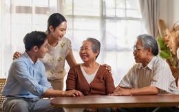 Sau tuổi 50, dù có tiền hay không bạn cũng nên giúp con cái mình hai điều quan trọng này: Đây chính là sự khôn ngoan và tầm nhìn đích thực