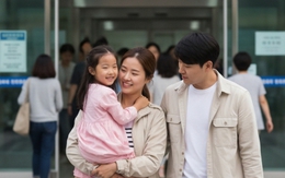 Cô gái trẻ đưa con nuôi đi xét nghiệm ADN để 'minh oan' với gia đình bạn trai