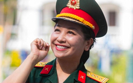 Nữ NSND mang hàm Đại tá, có bằng tiến sĩ, hiện là Giám đốc nhà hát