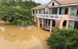 Trường học ở Nghệ An hoang tàn sau bão, thầy cô bơi thuyền đến trường