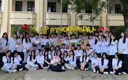 Dàn nam sinh 'bê tráp' tặng quà ngày 20/10 cho cô giáo và các bạn nữ gây 'sốt'