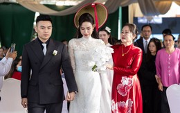 Mẹ Hoa hậu Đỗ Thị Hà xúc động mắt tiễn con gái lên xe hoa về nhà chồng
