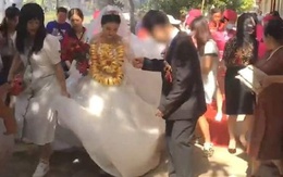 Cô dâu đeo 60 kg vàng trong ngày cưới, khách mời lo lắng hỏi "em có đau vai không?"