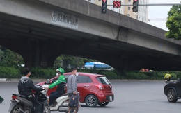 Phạt nặng, lắp camera AI nhưng vẫn còn nhiều người vi phạm giao thông trên đường phố Hà Nội