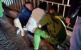 Hà Nội: Cảnh sát 113 kịp thời tước dao, khống chế nam thanh niên có ý định tự tử trên cầu Chương Dương