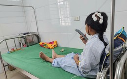 Bé gái bị cha dượng dùng búa bạo hành đã xuất viện, về quê ngoại ở Sơn La