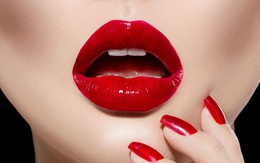 Cử chỉ của đôi môi tiết lộ nhiều về nàng