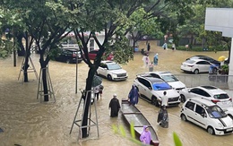 Chuyên gia lý giải vì sao miền Trung đặc biệt mưa lớn, nhiều nơi chìm trong biển nước