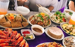 Cầm 500.000 đồng mừng cưới bạn, thấy mâm cỗ, cô gái vội đổi phong bì