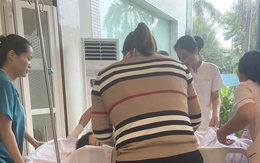 Huế: Điều dưỡng bệnh viện và người đi đường kịp thời giúp sản phụ 'vượt can' giữa mưa lũ