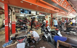 Hàng loạt xe máy ngập nước, cửa hàng sửa xe từ chối nhận bảo dưỡng định kỷ vì quá đông