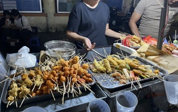 Vì sao 'xiên bẩn' vỉa hè vẫn là món ăn khoái khẩu của giới trẻ?