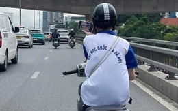 Vừa điều khiển xe máy vừa lướt 'TikTok', nữ sinh ở Hà Nội bị phạt nặng