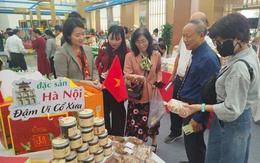 Hội chợ Mùa Thu năm 2025: Các gian hàng ẩm thực truyền thống hút khách, thu về doanh số 'khủng'