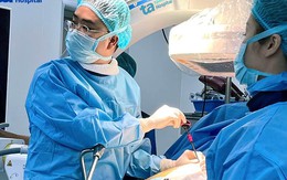 Người phụ nữ bị ngã gãy tay, phải bơm xi măng vì xẹp đốt sống khi dọn nhà sau bão Bualoi