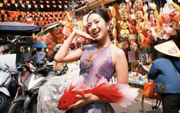 Hà Trúc Linh gây chú ý với áo yếm lụa đào trên phố Hàng Mã đón Tết Trung Thu