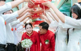 Cặp đôi nhà sát vách kết hôn sau 11 năm yêu, dựng chung rạp cưới, thuê chung MC