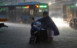 Vì sao thời tiết Hà Nội lại có mưa lớn xối xả, gây ngập diện rộng?