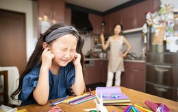 Vì sao cha mẹ hay 'nổi điên' khi kèm con học bài? 