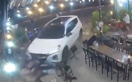 Video: Kinh hoàng khoảnh khắc tài xế ô tô 7 chỗ lao thẳng vào quán khiến 1 người tử vong chỉ vì mâu thuẫn lúc nhậu