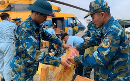 Trực thăng quân sự mang 4 tấn hàng hoá cứu trợ đến vùng lũ Lạng Sơn