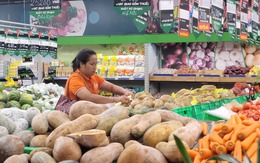 Siêu thị giảm giá nhiều mặt hàng thiết yếu, chia sẻ gánh nặng chi tiêu với người dân sau bão số 11