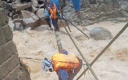 Hồi hộp cảnh nữ giáo viên mang thai sắp sinh ở Đà Nẵng vượt lũ dữ đến cơ sở y tế