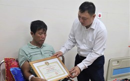 Tặng giấy khen cho 2 người dân và chủ tàu vụ 3 người sống sót kỳ diệu sau 2 ngày trôi dạt trên biển trong cơn bão số 13